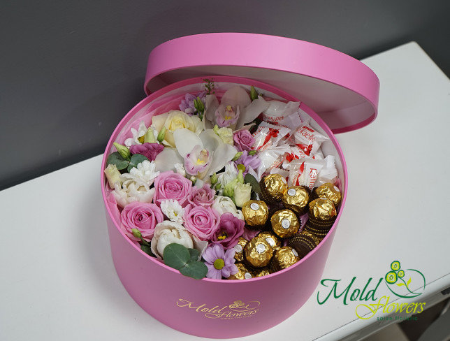 Kруглая коробка  с цветами Рафаэлло и Ферреро Рошер Фото